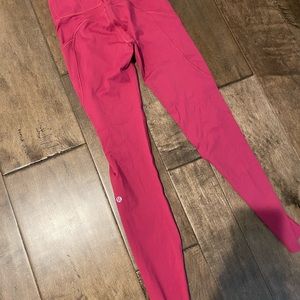 Lululemon 25 inch like new with side pocket